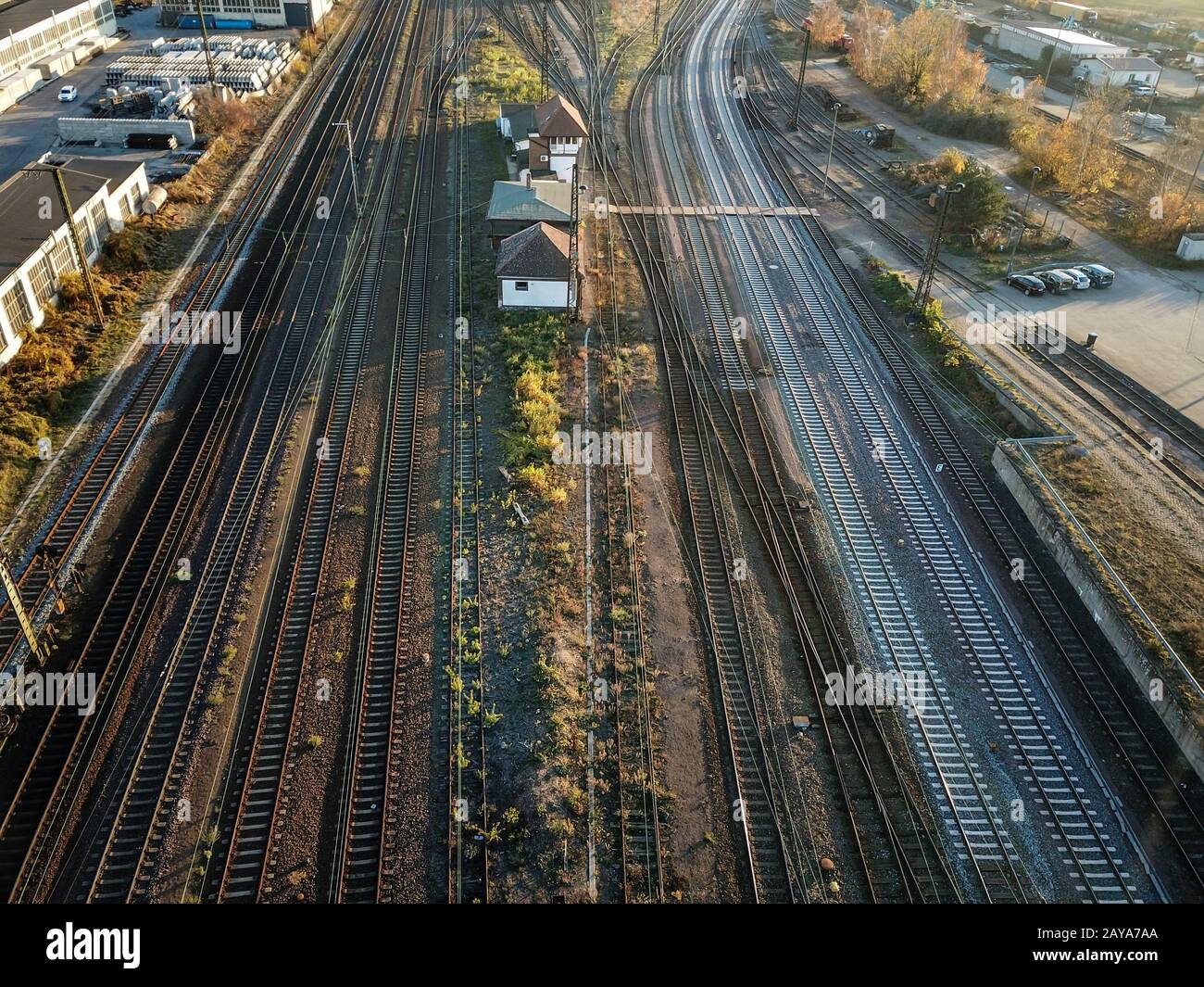 Infrastruktur des Gleiswesens mit Zügen, Weichen, Straßenbrücken und Schienen Stockfoto