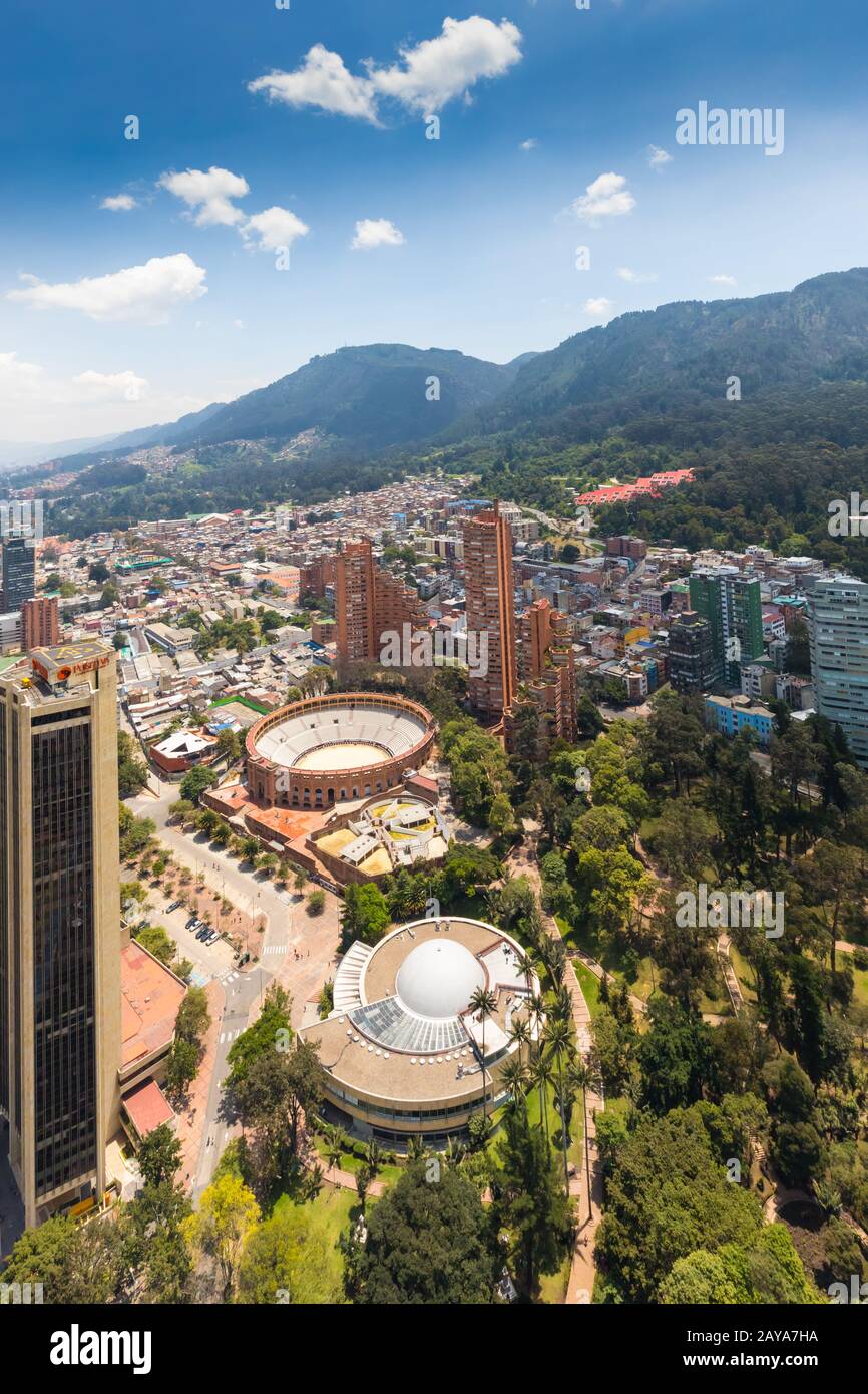 Bogota-Luftbild mit Blick auf den Indigence-Park, die Stier-Platz-Arena und das Planetarium Stockfoto