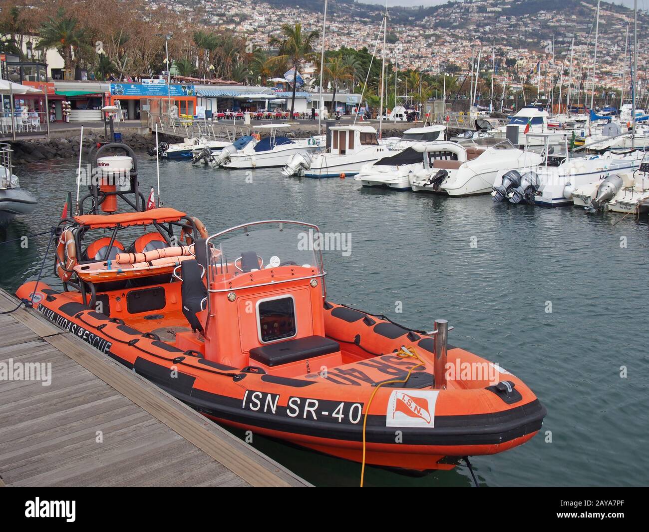 Ein orangefarbenes Rettungsboot des portugiesischen rettungsbootes lsn mit Jachten und Wasserseite c im Jachthafen Stockfoto