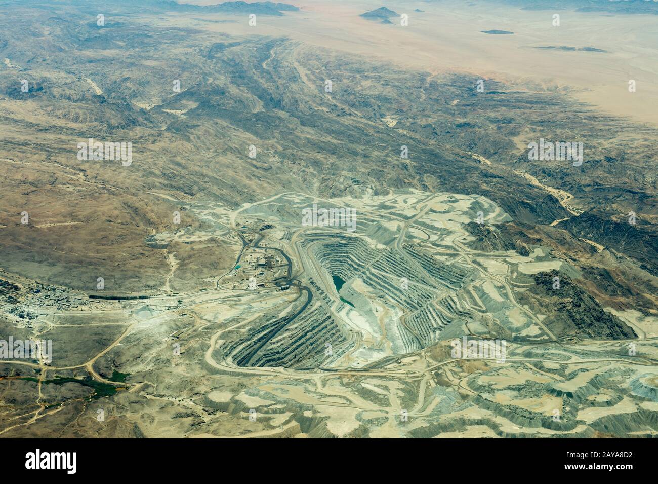 Luftbild vom Flug nach Sossusvlei der Uranmine Rossing in Namibia ist die am längsten betriebene und eine der größten Uranbergwerke im Tagebau Stockfoto