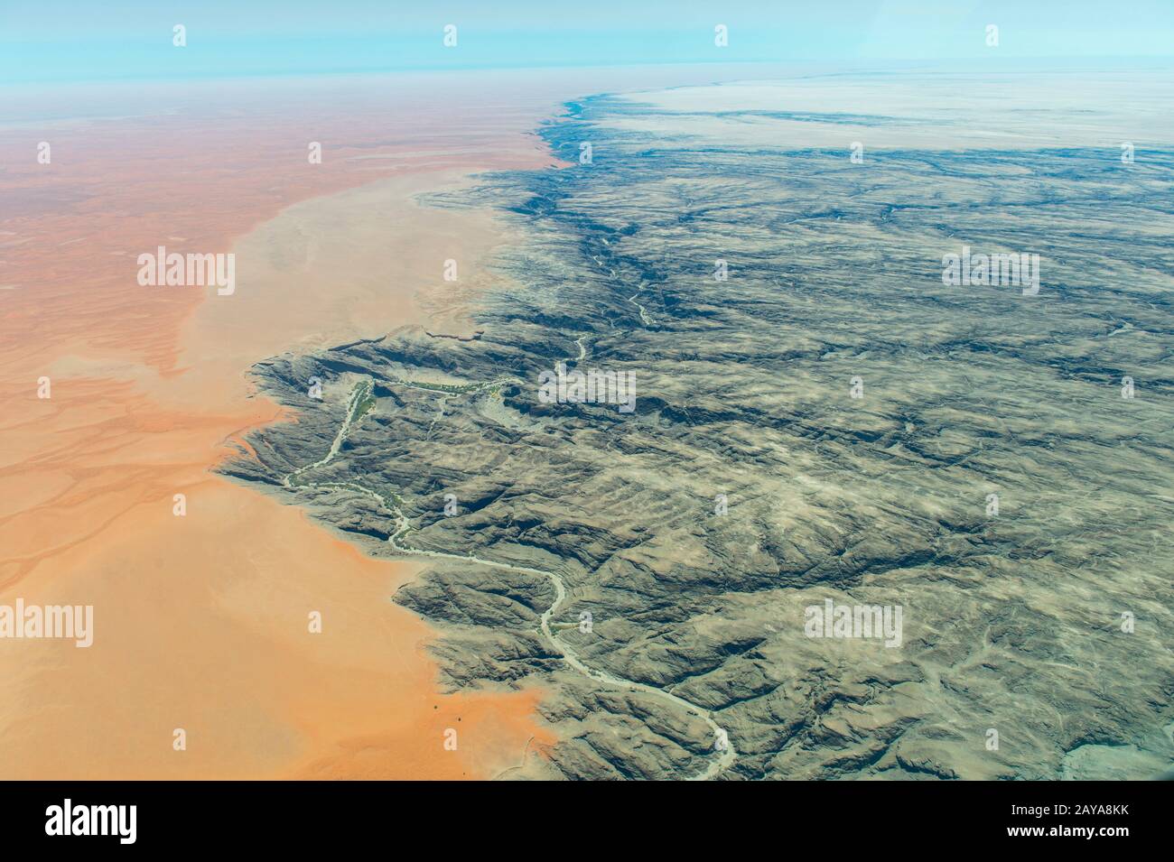 Luftbild vom Flug zum Sossusvlei des trockenen Kuiseb River in der Wüste Namib in der Nähe der Walvis Bay im westlichen Zentral-Namibia. Stockfoto