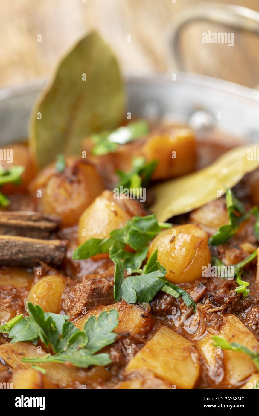 Griechisches stifado auf dunklem holz -Fotos und -Bildmaterial in hoher ...