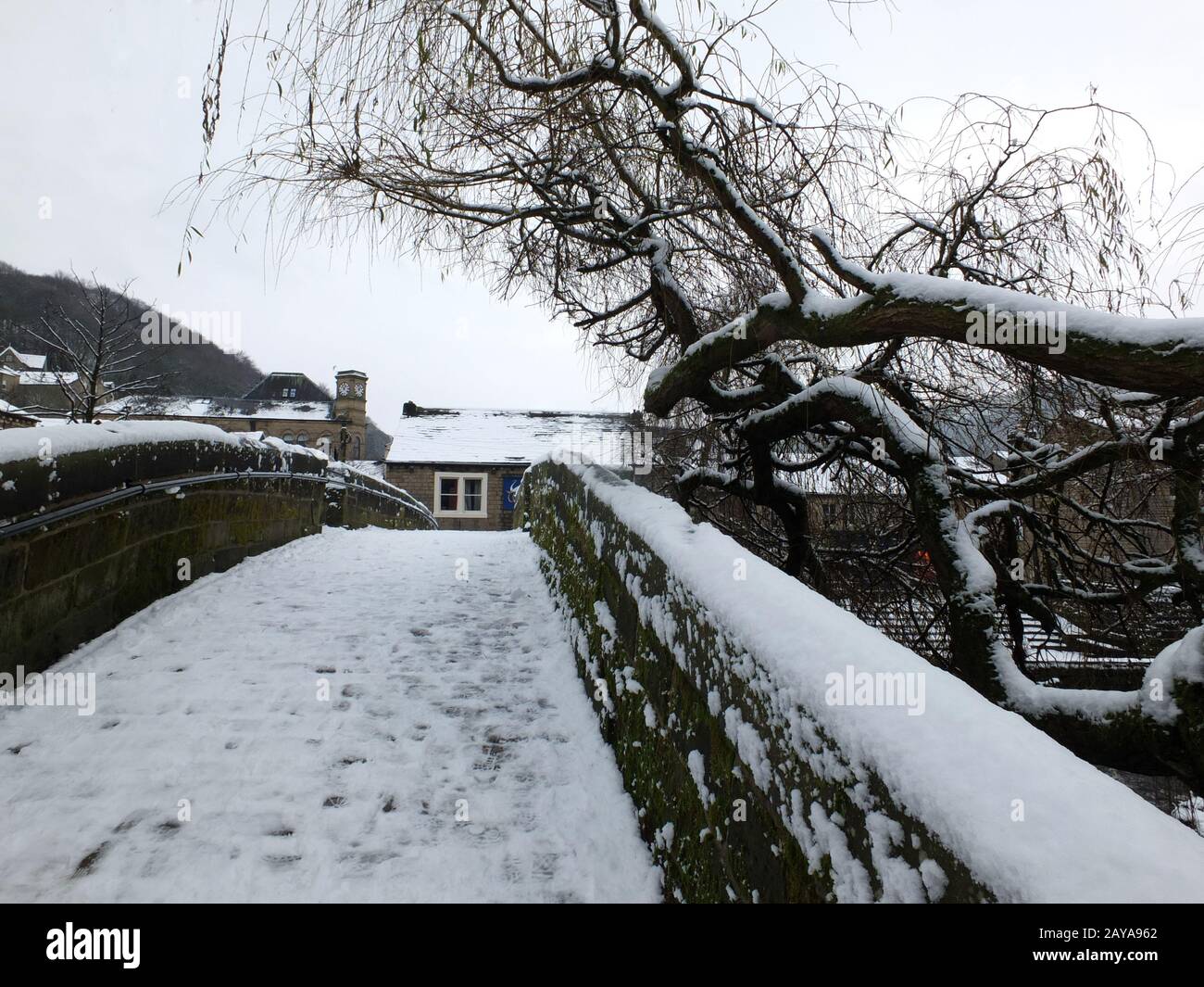 hebdenbrücke mit der alten Packerbraut, die im Winter schneebedeckt war Stockfoto