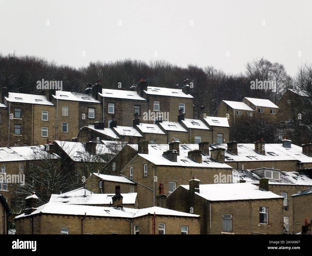 Reihenhäuser, die in hebden im Schnee bedeckt sind, überbrücken westlich von yorkshire Stockfoto