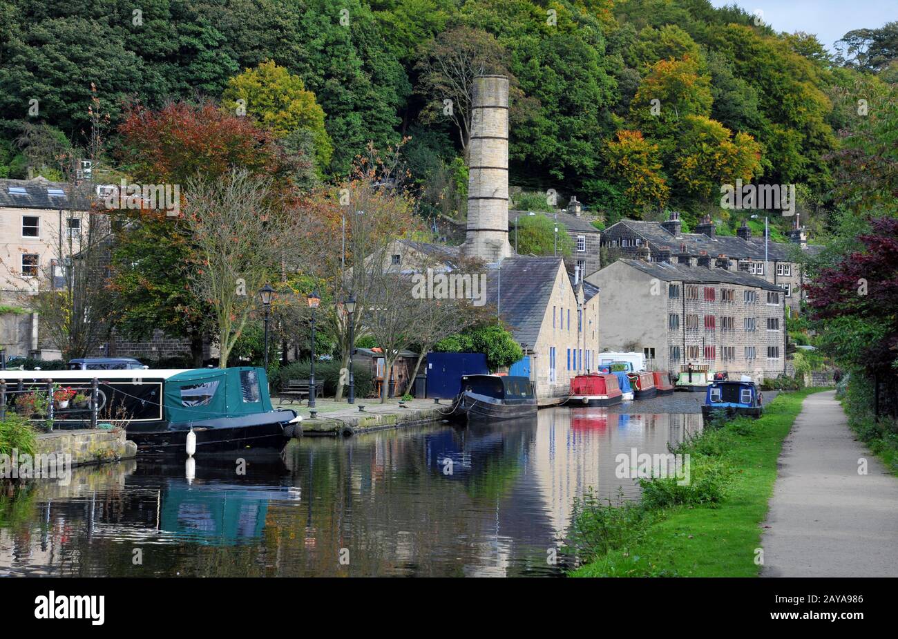 Kanal und Jachthafen in hebden Brücke mit Booten auf dem Wasser, Schleppbahn und umliegenden Hangbäumen Stockfoto