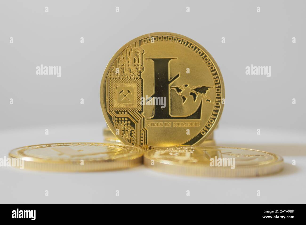 Litecoin-lite Münze LTC cryptocurrency auf hellen Hintergrund Stockfoto