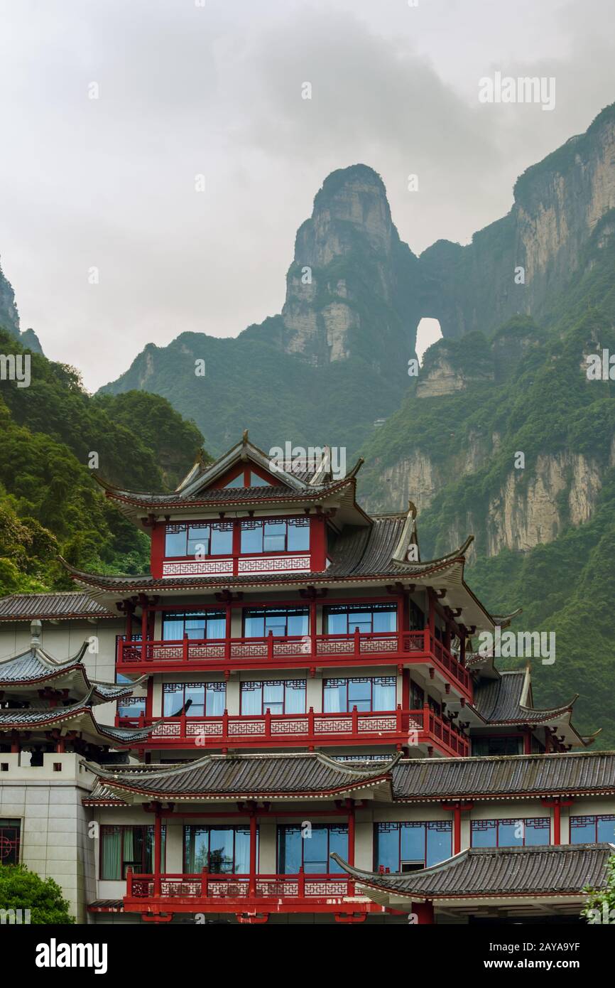 Café und Höhle des Himmlischen Friedens im Tianmenshan Naturpark - Zhangjiajie China Stockfoto