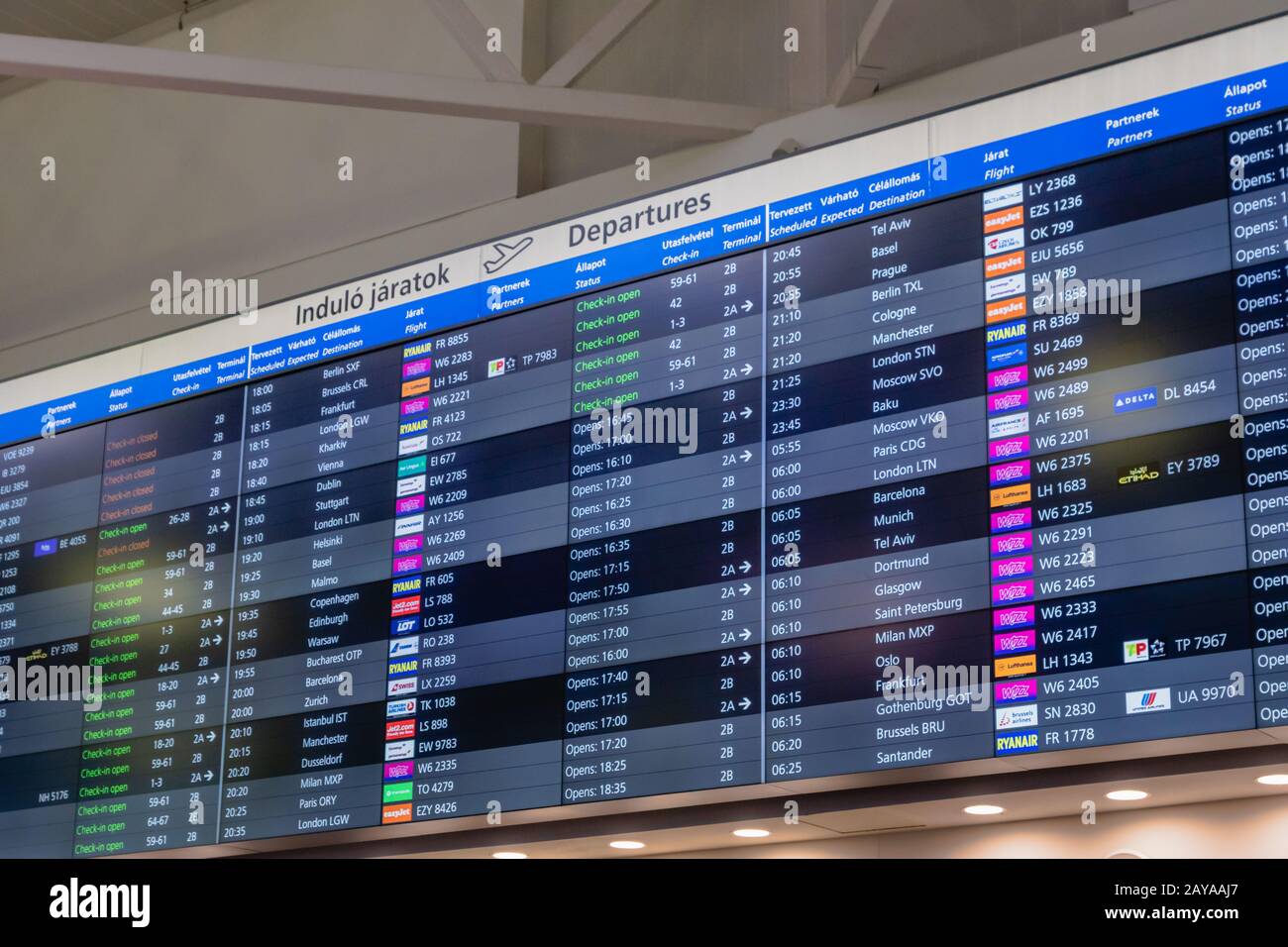 Budapest, Ungarn - Februar 2020: Flugplan-Screenboard im Ferenc Liszt International Airport Budapest. Flughafen Ferenc Liszt in Budapest Stockfoto