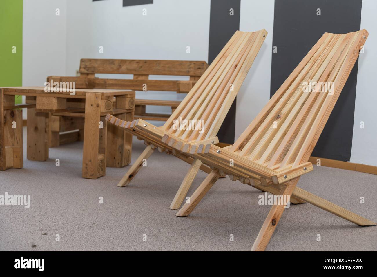 Rustikale Holzmöbel - Tisch, Klappstuhl und Bank Stockfoto