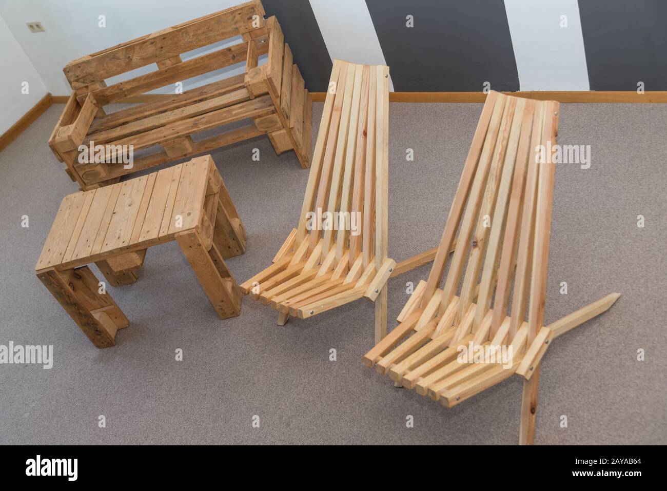 Möbel aus Massivholz und Holzpaletten - Hochfahren Stockfoto