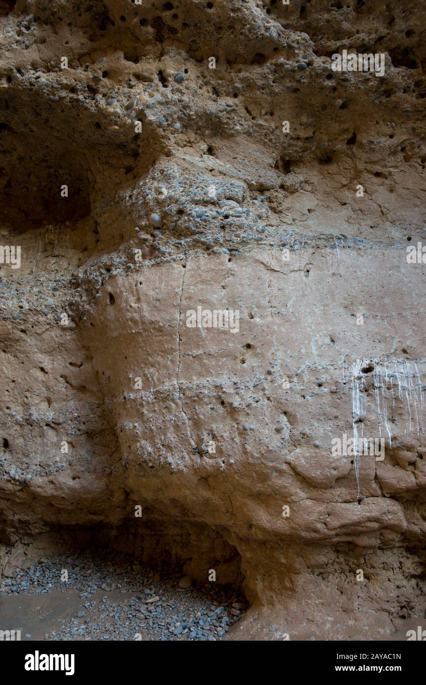 Detail der Sesriem-Canyon-Mauer, einer Schlucht, die über Millionen Jahre vom Tsauchab-Fluss im Sossusvlei-Gebiet, dem Nábi-Naukluft-Nationalpark i, geformt wurde Stockfoto