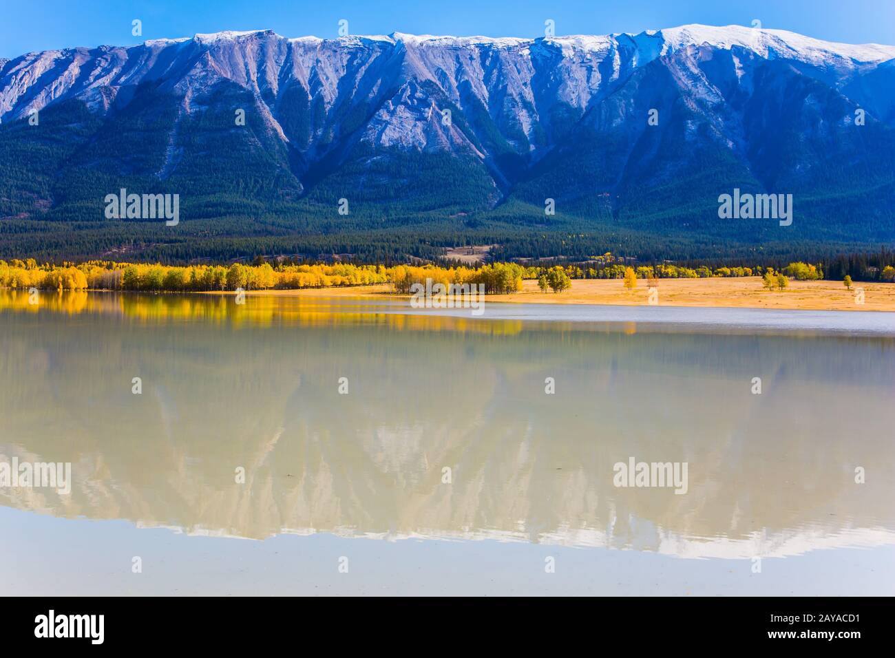 Felsige Berge spiegeln sich im glatten Wasser wider Stockfoto