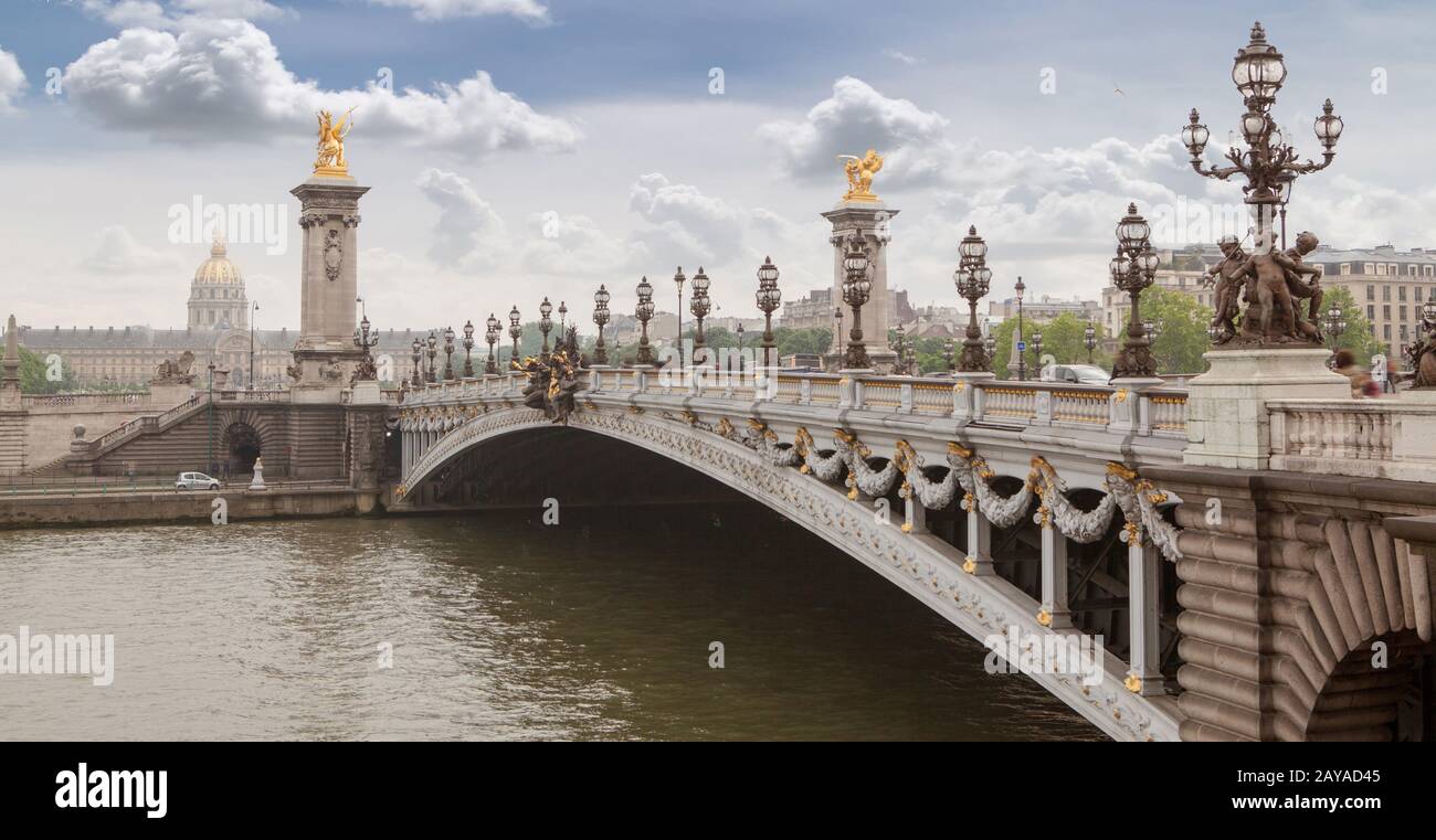 Panorama mit Pont Alexandre III Brücke und mit Blick auf die Altstadt, bewölkten Tag. Frankreich Paris Stockfoto