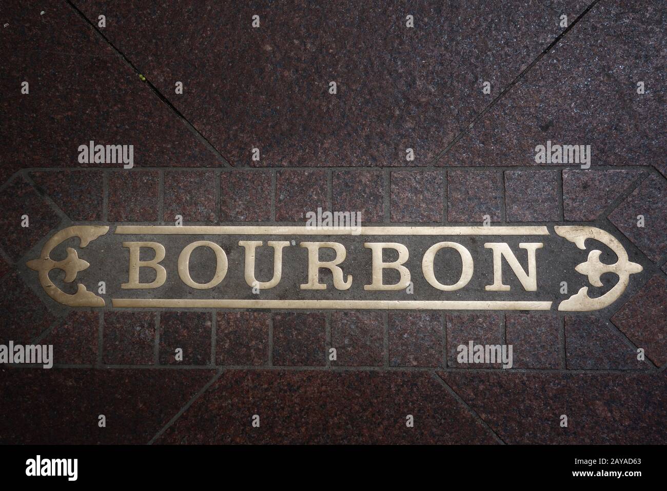 Schild der Bourbon Street, eingebettet in den Bürgersteig der berühmten Straße im französischen Viertel von New Orleans Stockfoto