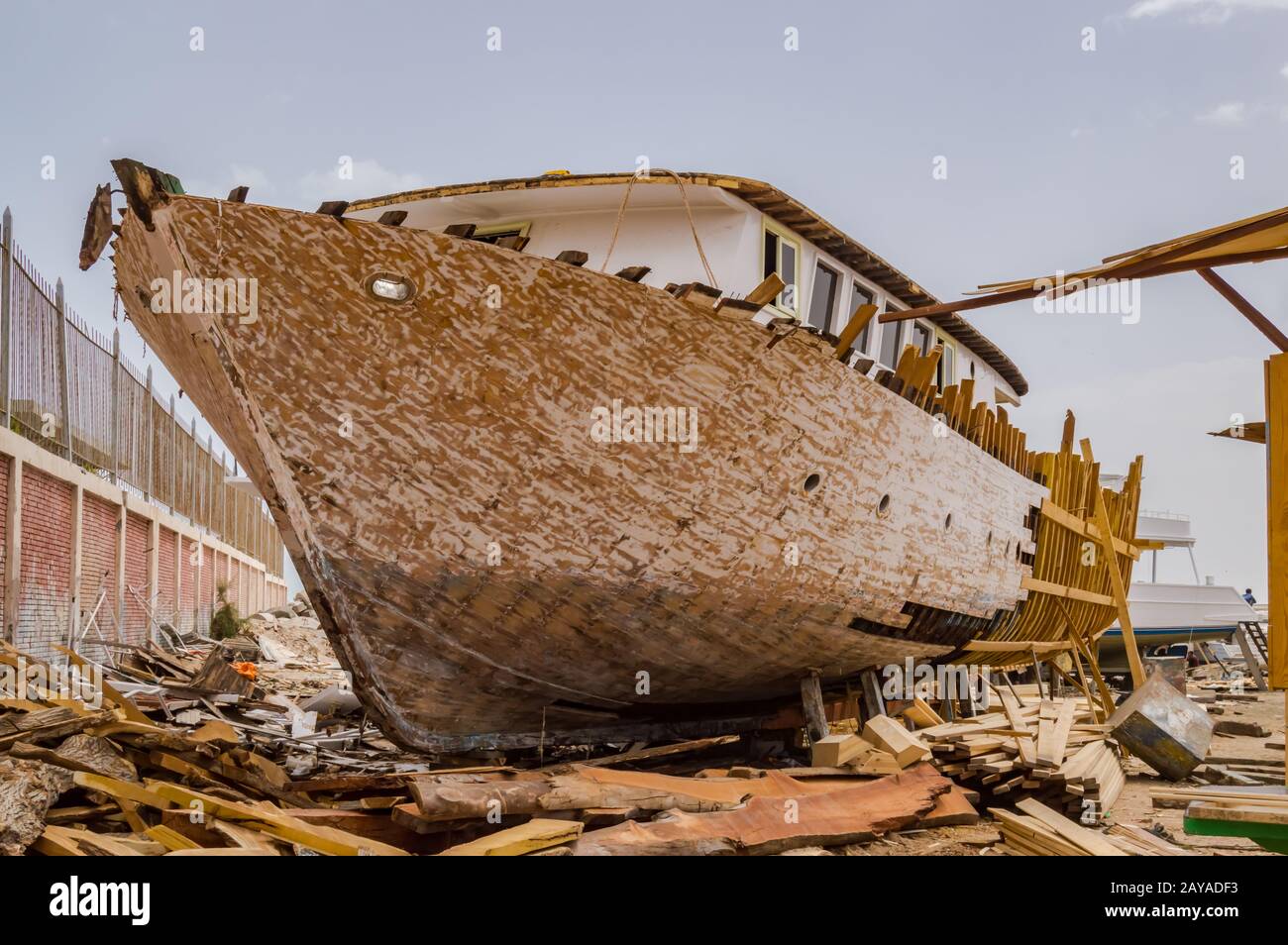 Holzschiff wird in einer Konstruktion renoviert Stockfoto