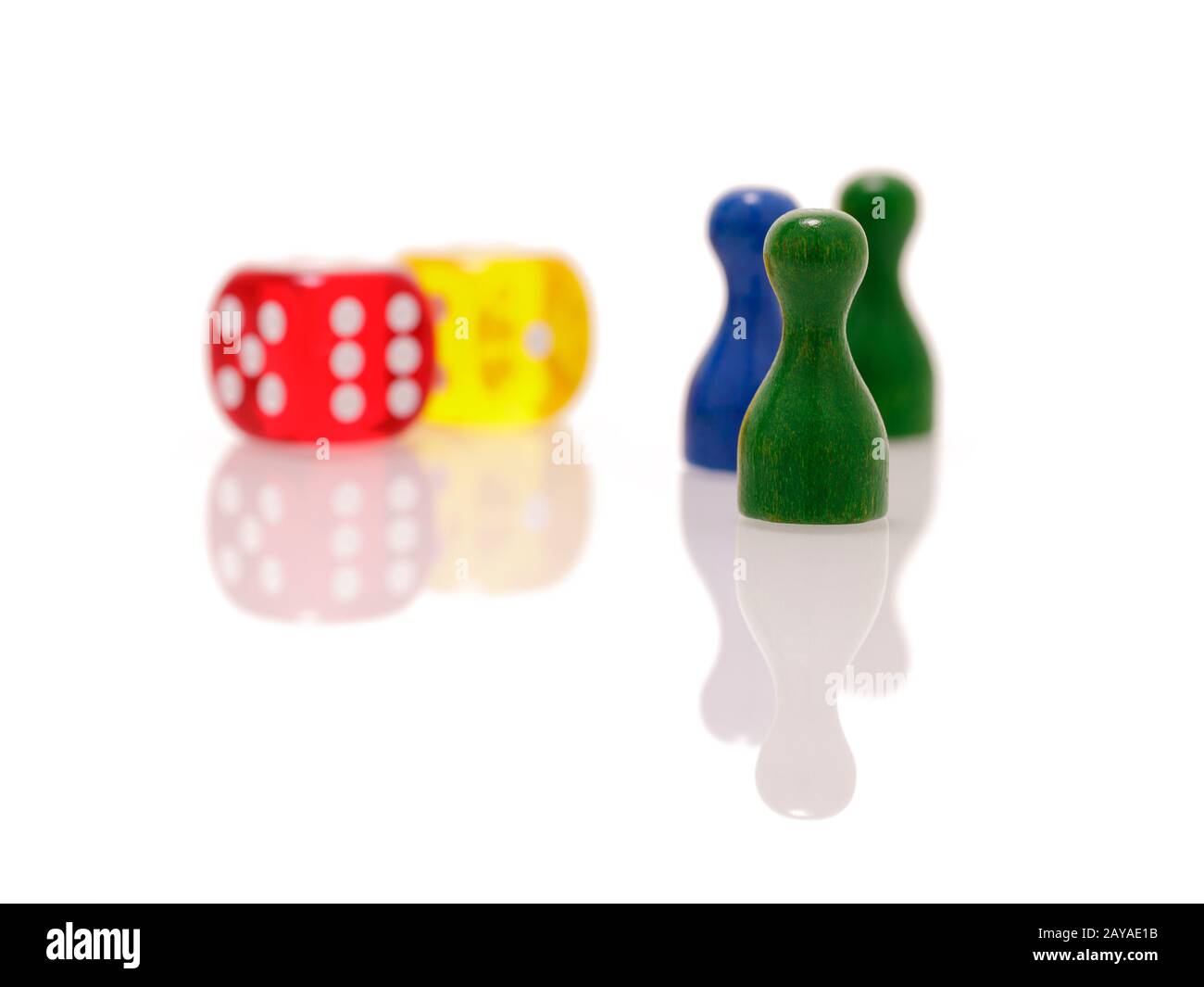 Gambling Würfel und Holzfiguren auf weißem Hintergrund. Spiele, Unterhaltung und Glück Konzept. Stockfoto