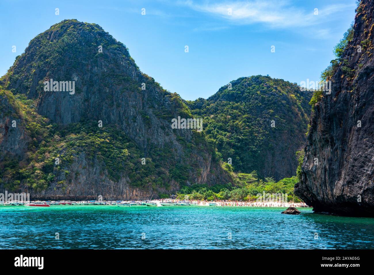 Touristen und Schnellboote in der Maya Bay, dem berühmten Strand der Phi Phi Inseln in Thailand Stockfoto