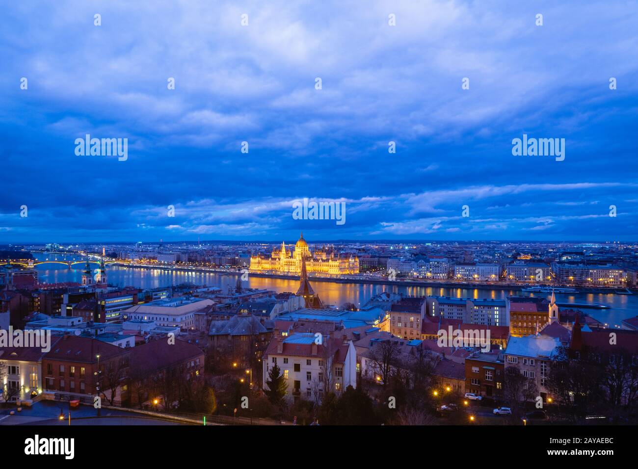 Budapest. Stadtbild von Budapest mit Parlamentsgebäude im Zentrum und Donau-Fluss - Hauptstadt Ungarns, in der Dämmerung Stockfoto