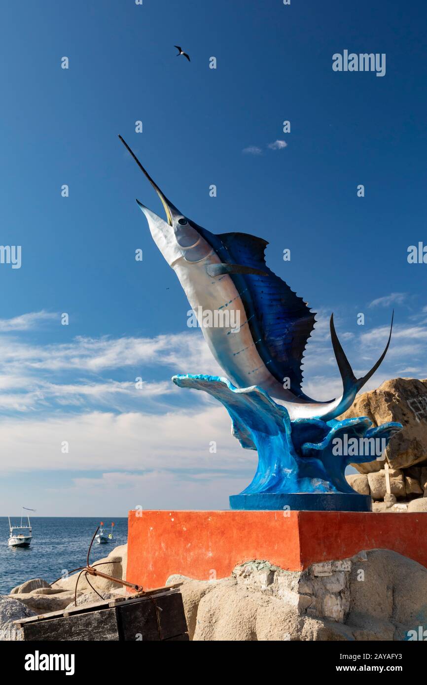 Puerto Escondido, Oaxaca, Mexiko - EINE Statue eines Segelfisches über dem Playa Principal oder dem Hauptstrand am Pazifischen Ozean. Stockfoto