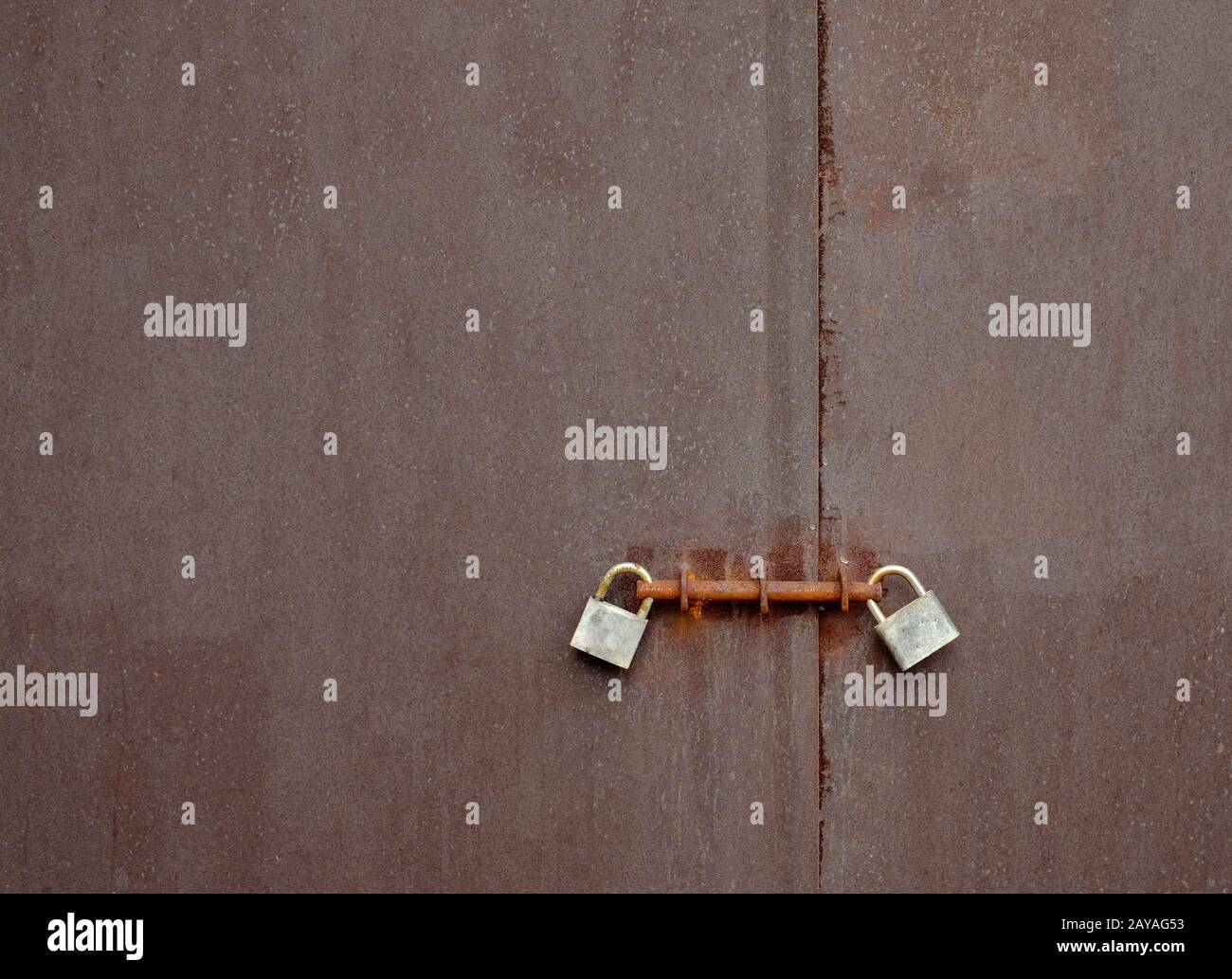 Türen mit doppelten Paddlocks und Schrauben, streng geheim gehaltenen Inhalten, Riemen und Klammern, Einstellung zur Sicherheit. Stockfoto