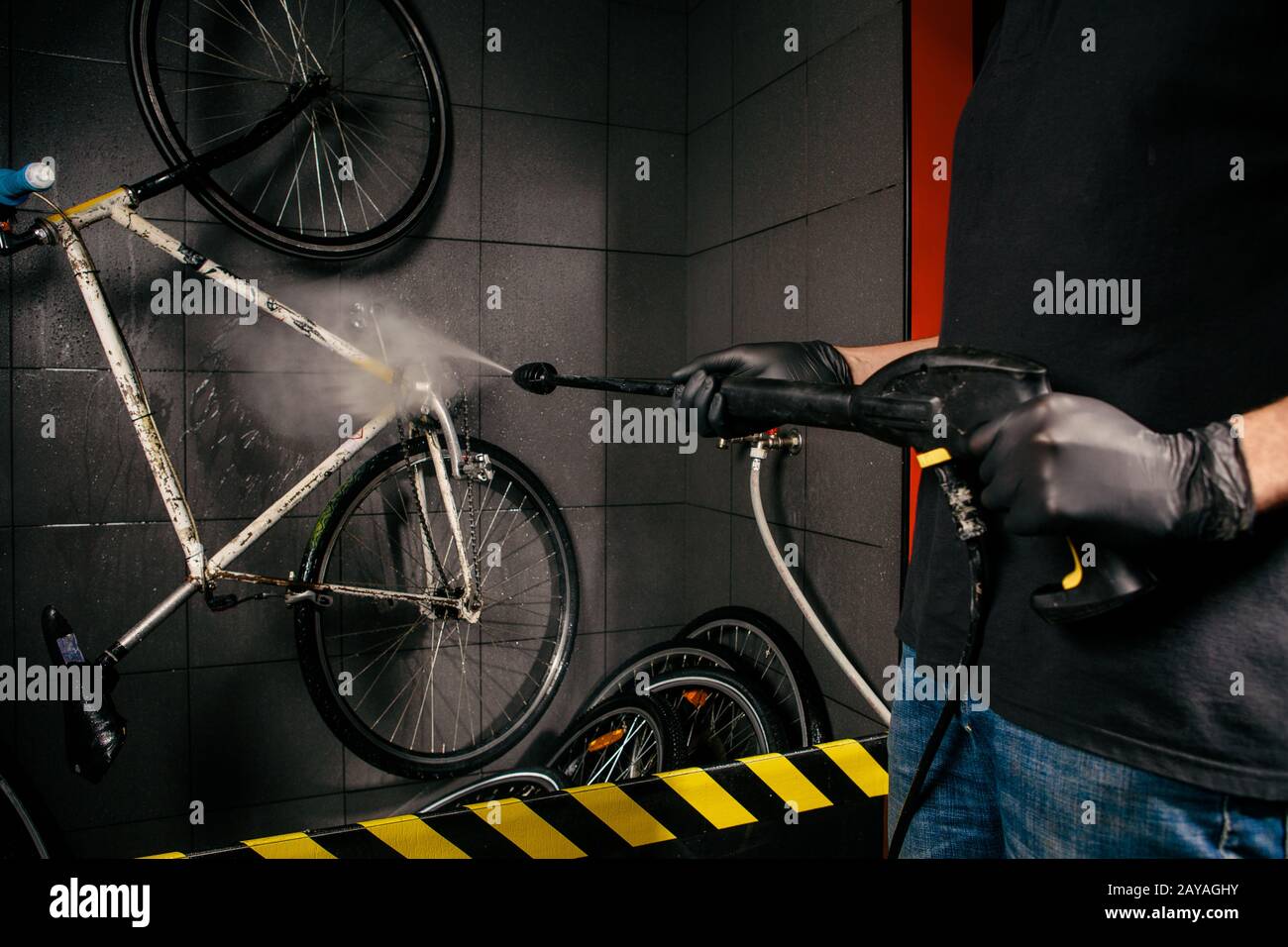 Cleaning Bicycle Stockfotos und -bilder Kaufen - Seite 3 - Alamy