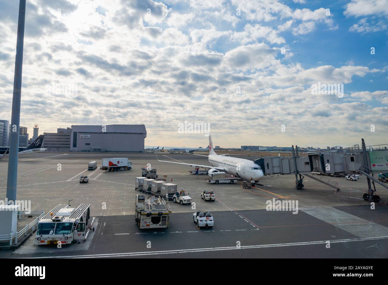 Tokio, Japan - Februar 2020: Tokyo Haneda International Airport Runway. Der Flughafen Tokyo Haneda ist einer der meistfrequentierten Flughäfen der Welt. Stockfoto