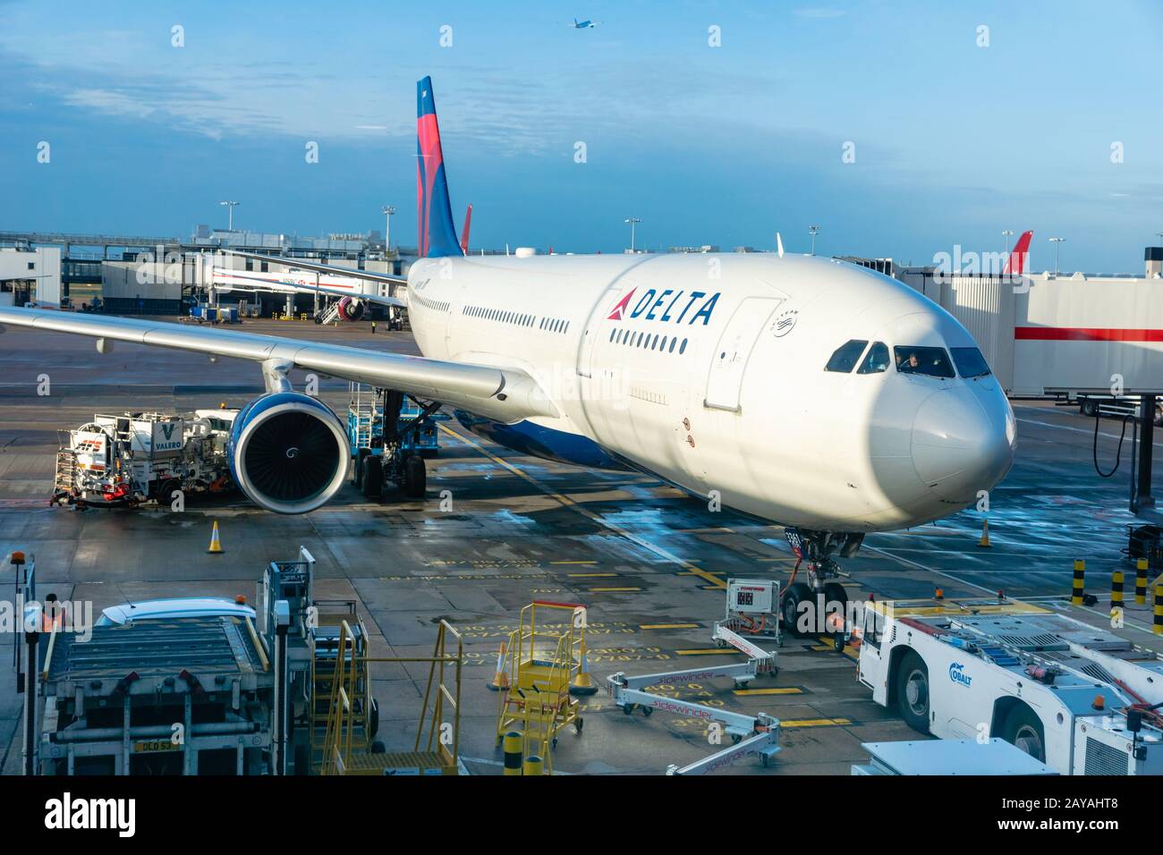 London, Großbritannien - Februar 2020: Flugzeuge der Delta Air Lines auf der Landebahn des Flughafens London-Heathrow. Delta ist eine der großen Fluggesellschaften der USA Stockfoto