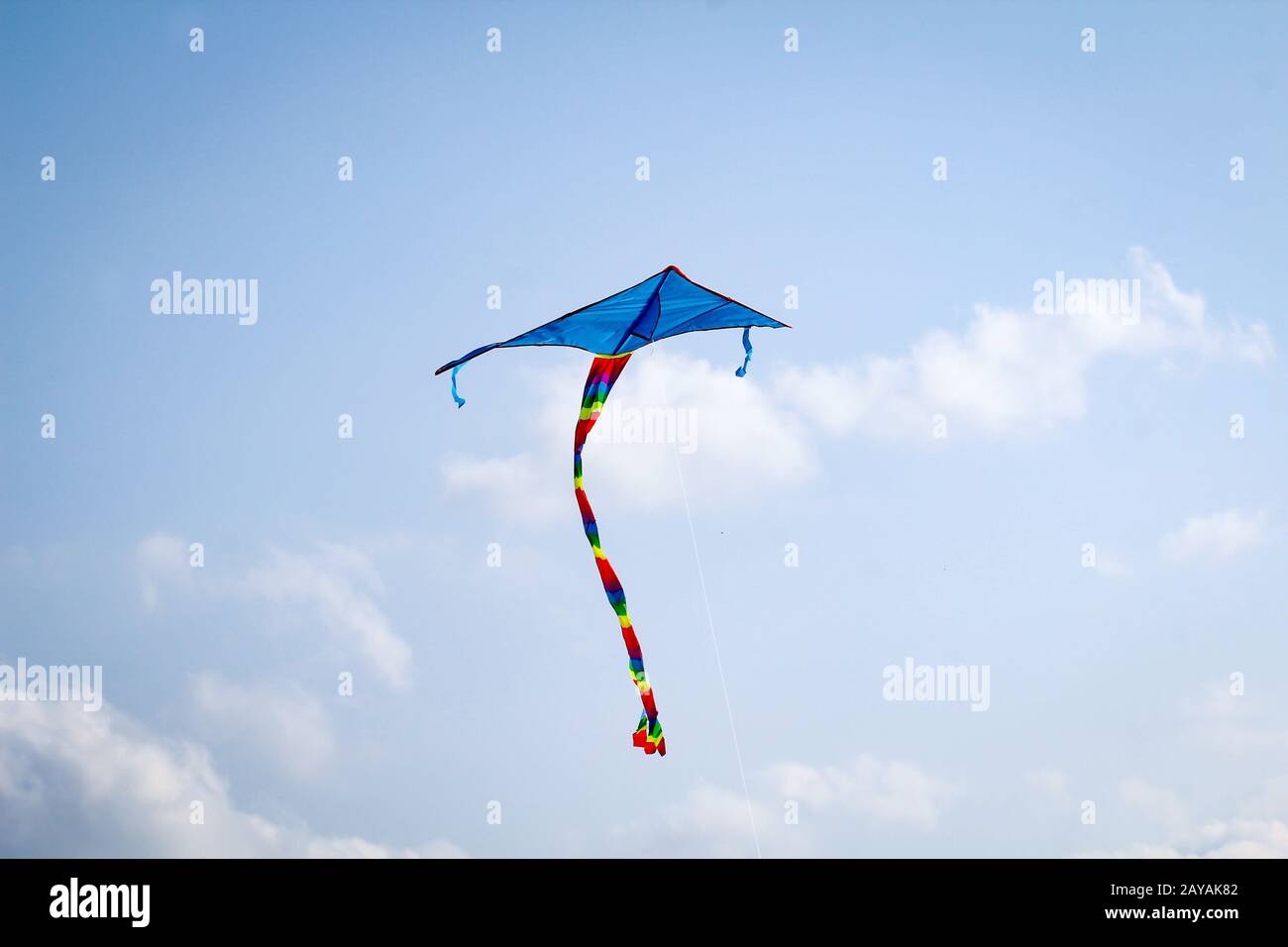 Blauer Stunt Kite am Himmel an der ostsee Stockfoto