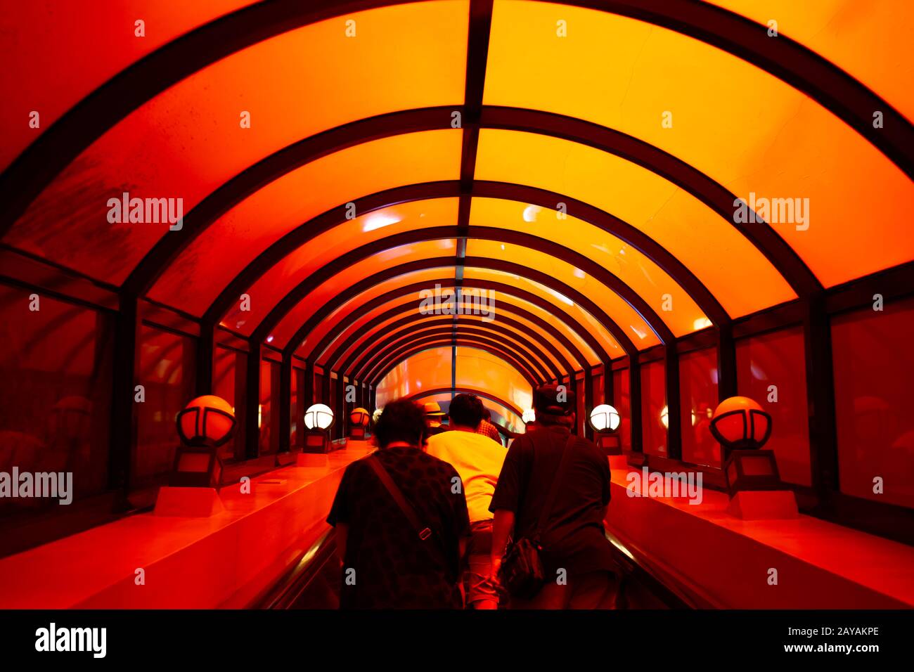 Bizarre Rolltreppe am Okinawan Theme Park, Okinawa Welt ist, dass die Höhle das Land anschließen. Stockfoto