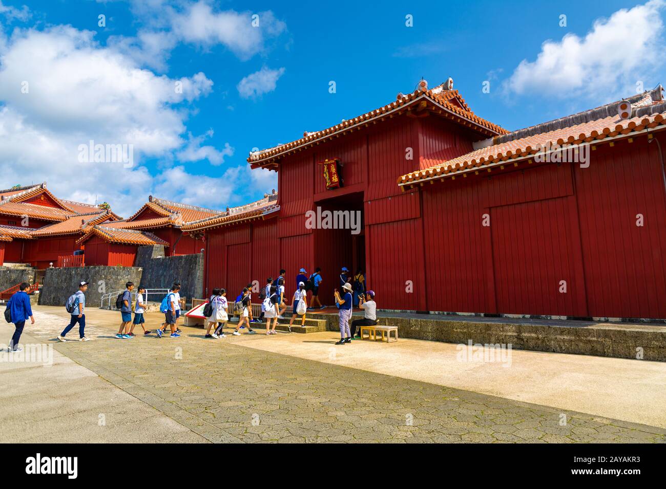 Shureimon-Tor in der Burg Shuri in Okinawa, Japan. Die Holztablette, die das Tor ziert, weist chinesische Schriftzeichen auf, die L bedeuten Stockfoto