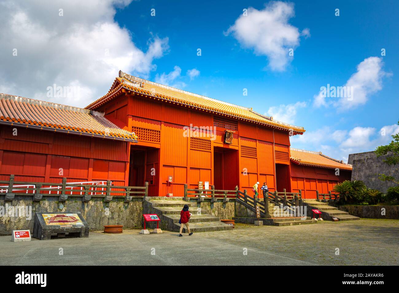 Shureimon-Tor in der Burg Shuri in Okinawa, Japan. Die Holztablette, die das Tor ziert, weist chinesische Schriftzeichen auf, die L bedeuten Stockfoto