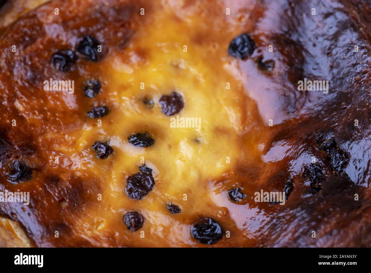 Bayrischer Käsekuchen mit Rosinen Stockfoto