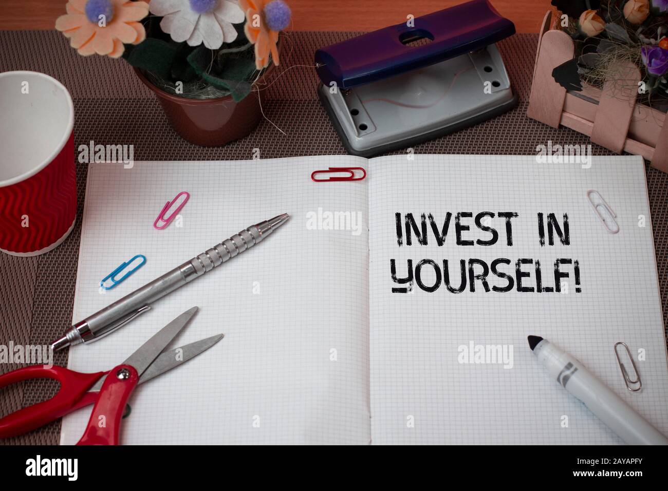 Handschriftertext investieren Sie in sich. Konzept bedeutet, neue Dinge oder Materialien zu lernen und so Ihr viel besser zu machen. Stockfoto
