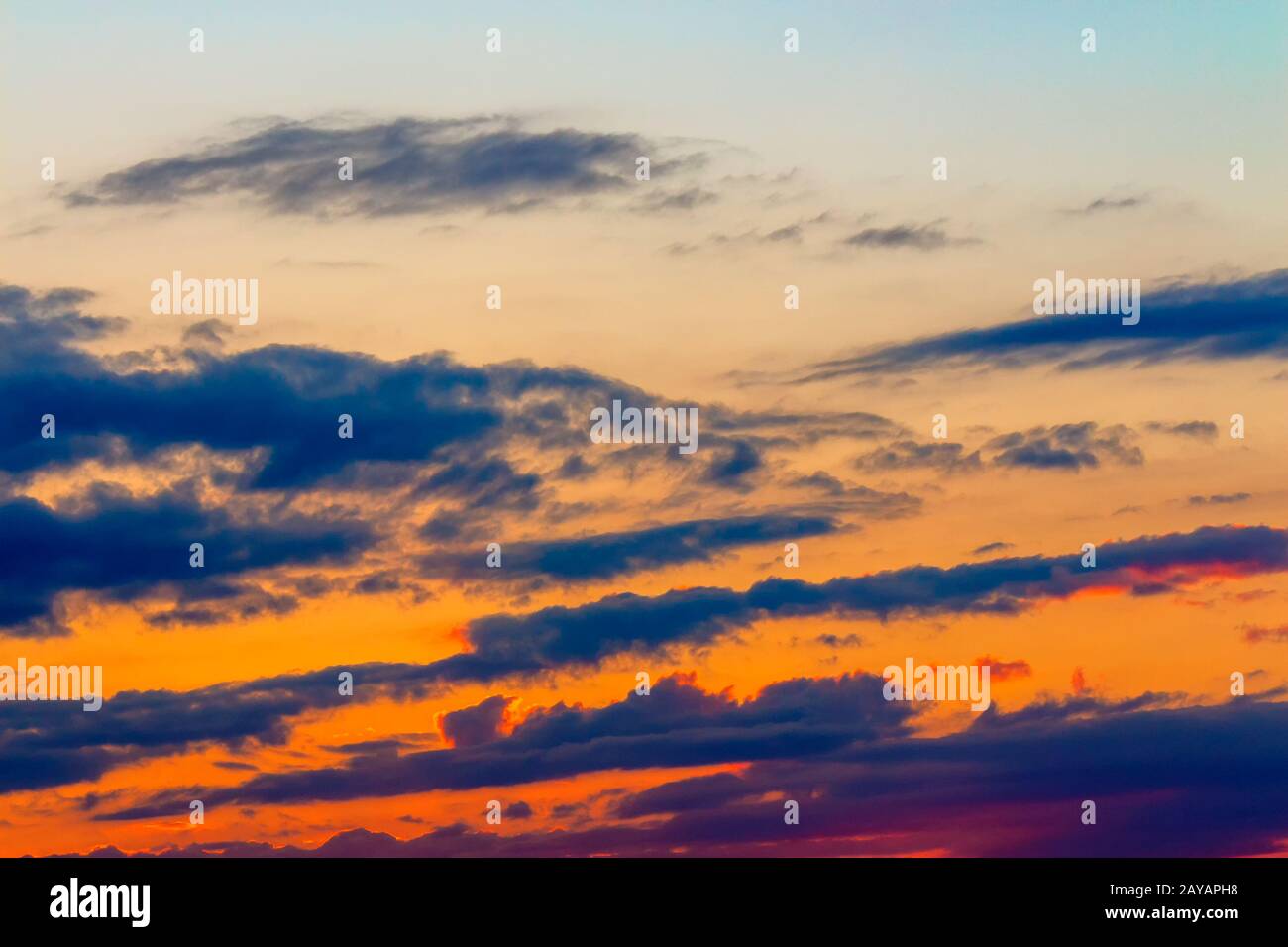 Orange Sonnenuntergang Himmel mit Wolken. schöne Natur Hintergrund Stockfoto