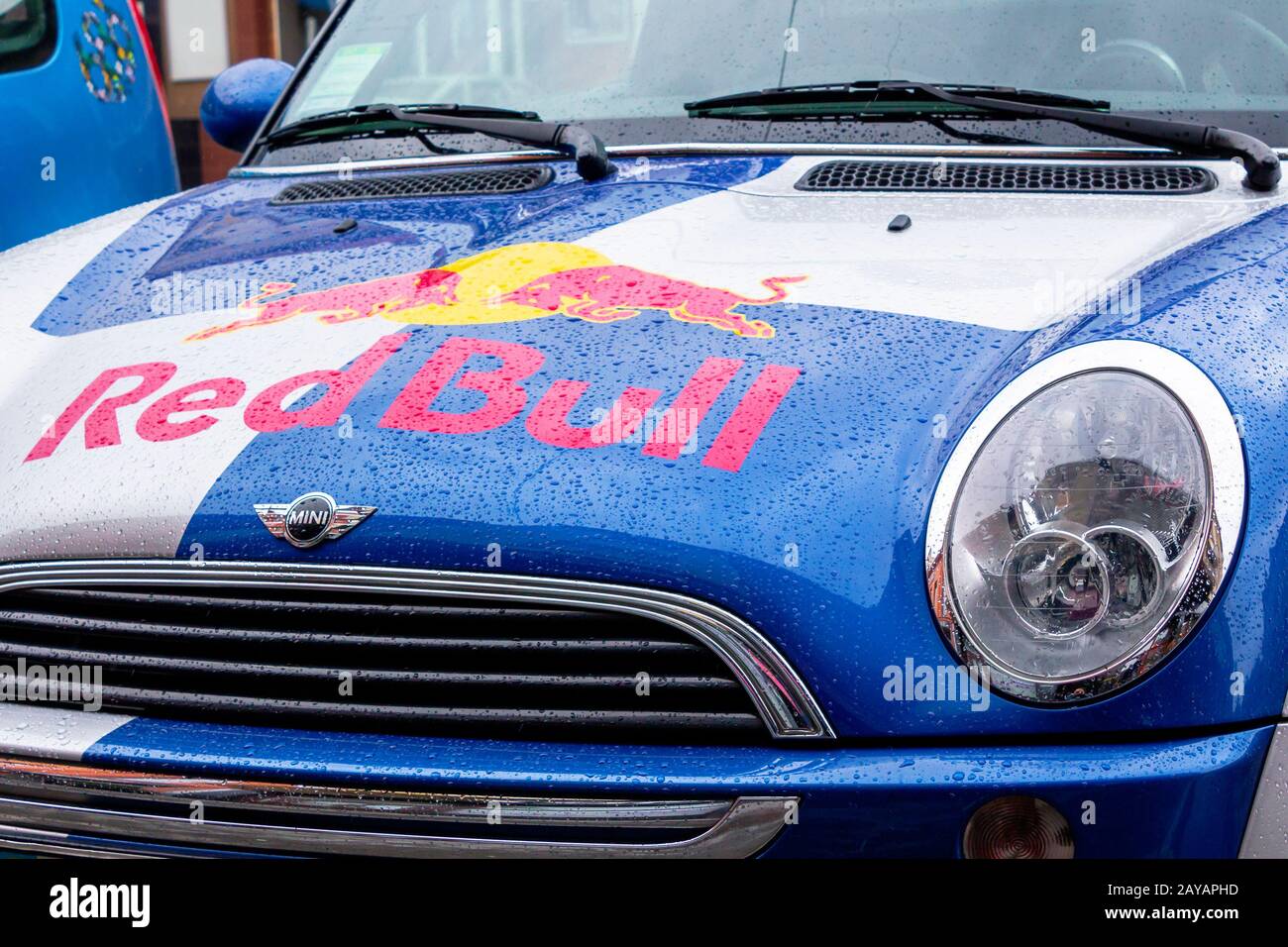 Uzhhorod, ukraine - 14. Jul. 2013: Red Bull Mini cooper Werbeauto Detail. Ausgefallenes Autotuning zur Promotion verwendet. Nasses Werbefahrzeug nach dem Stockfoto