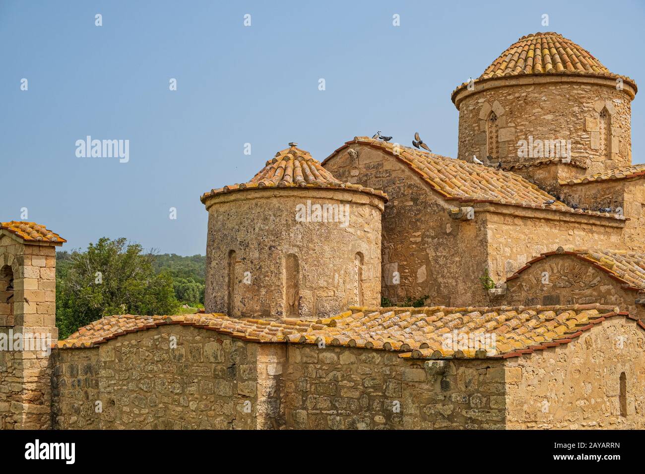 Panayia Kanakaria Kirche in Lythrangomi, Zypern, mit Tauben, die von ihrem Dach abfliegen Stockfoto