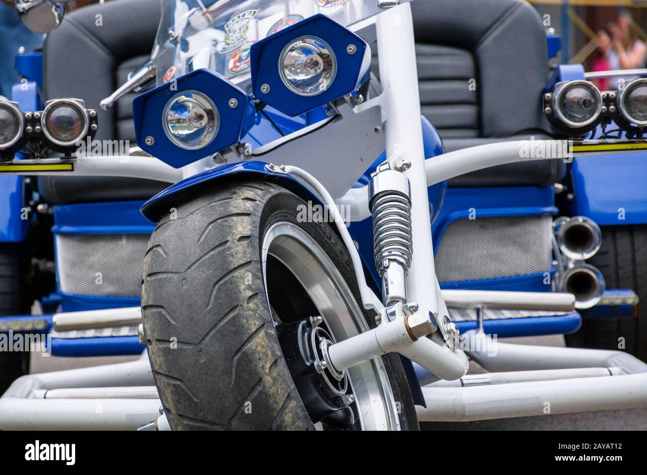 Uzhgorod, Ukraine - Jul 09, 2016: SilberR trike Detailaufnahmen. Schönes, maßgeschneidertes Dreirad Motorrad in blauer Farbe Stockfoto