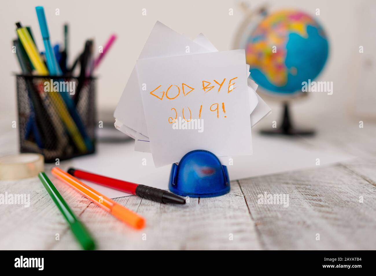 Textzeichen, das Gott Bye 2019 zeigt. Konzeptfoto bringt gute Wünsche zum Ausdruck, wenn man sich abspendet oder Ende letzten Jahres stationär plus Stift Stockfoto