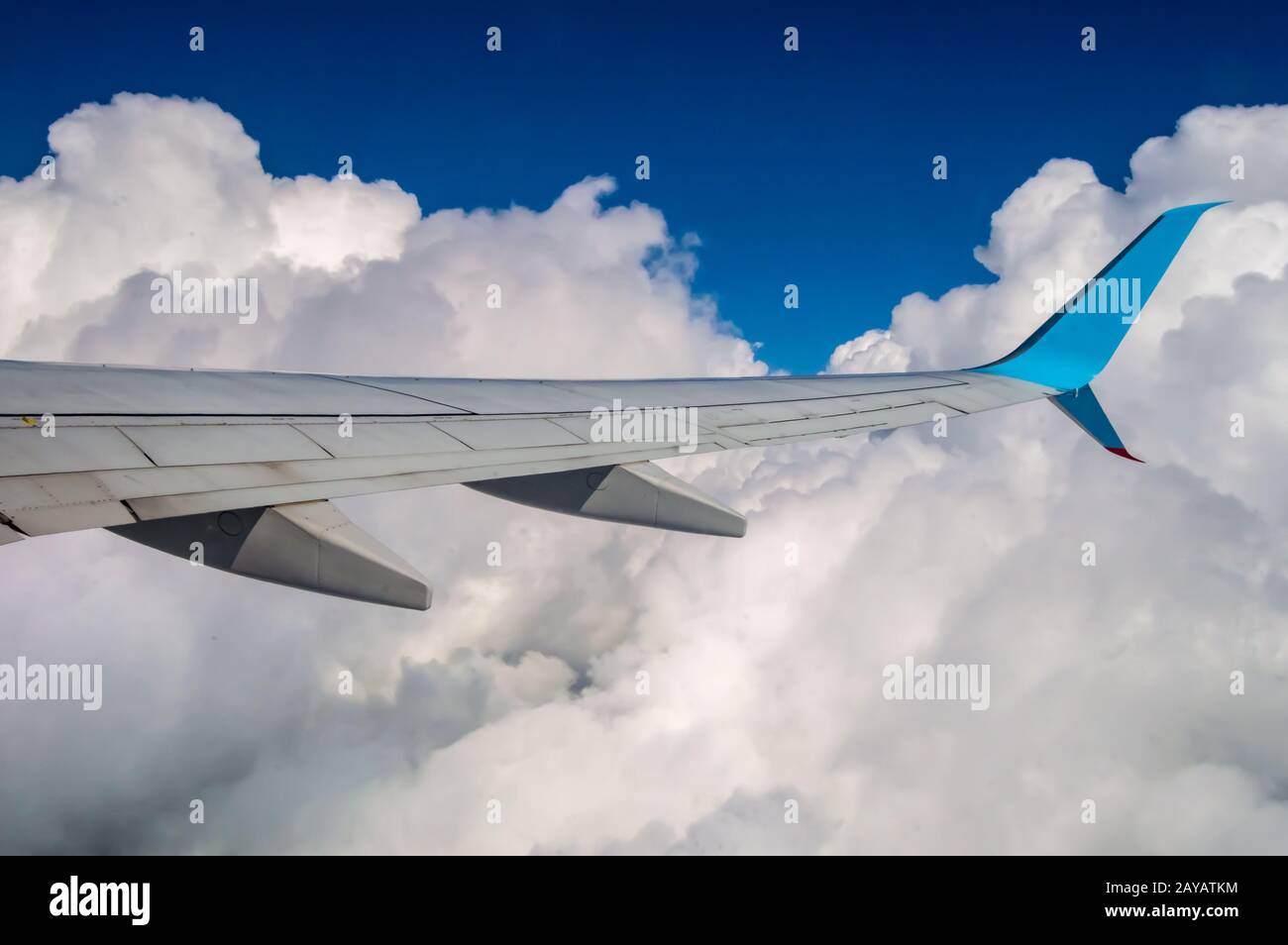 Flügel eines Flugzeuges in einem Himmel mischen sich Stockfoto