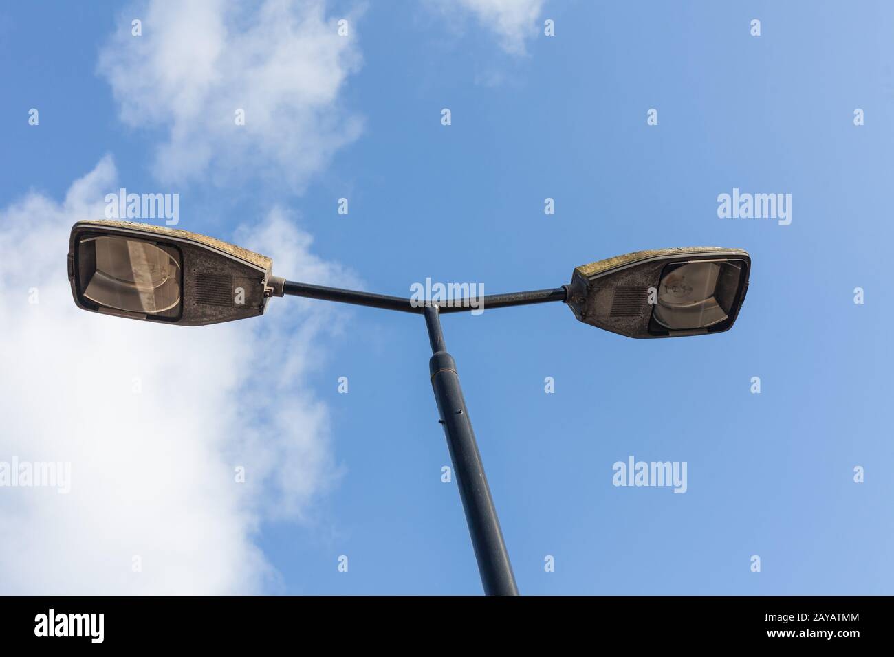 Frontansicht Lampenpost mit zwei Lampen sonniger Tag Himmel Wolken Hintergrund. Straße leere Stadtstraße. Städtebauliches Design. Strom streetlig Stockfoto