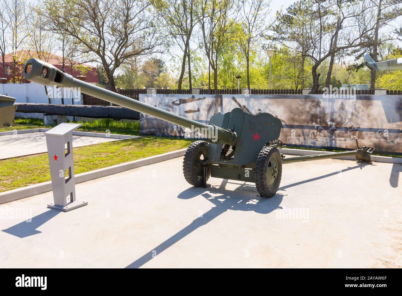 Sochi, Russland - April 28, 2019: 85-mm-GG-gun D-44 im Park von militärischer Ausrüstung in Anapa Stockfoto