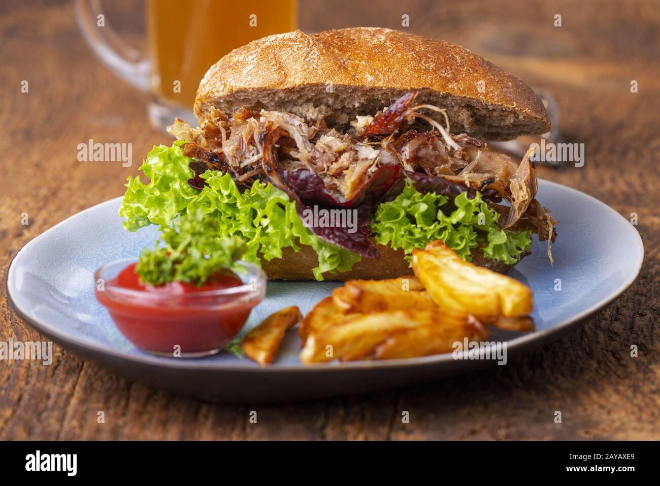 Schweinebraten im brötchen -Fotos und -Bildmaterial in hoher Auflösung ...