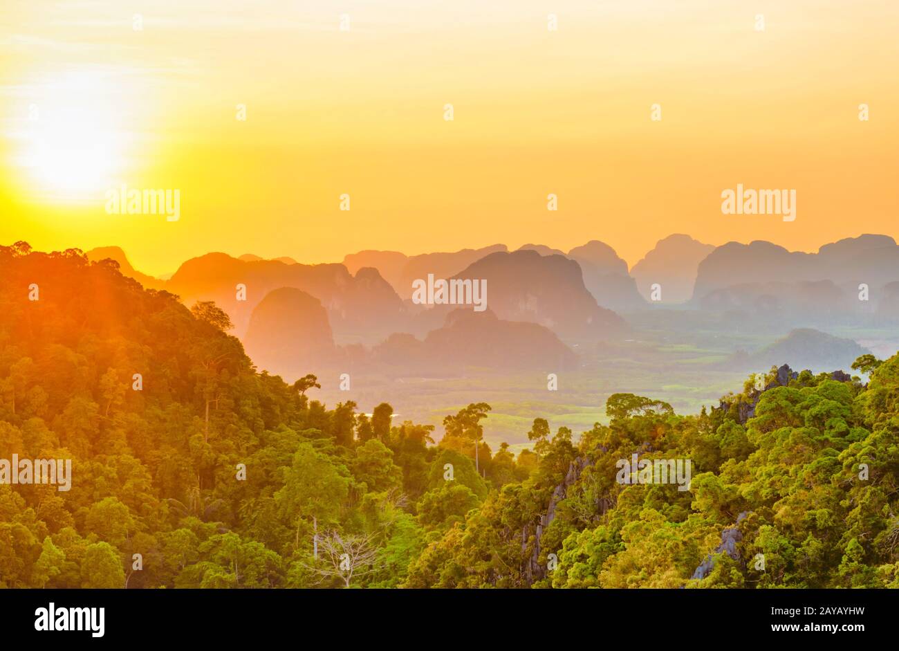 Majestätische Landschaft mit dramatischem Sonnenuntergang und Silhouette eines steilen Bergrückens am Horizont. HDR-Bild Stockfoto