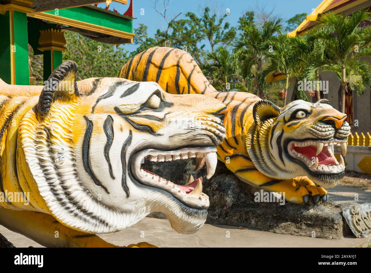 Statuen von Tigern im buddhistischen Tempel in Thailand Stockfoto