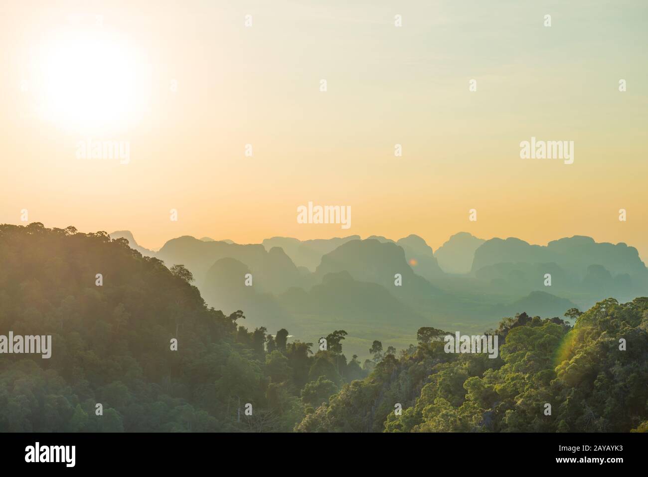 Tropische Landschaft mit steilen Bergen bei Sonnenuntergang Stockfoto