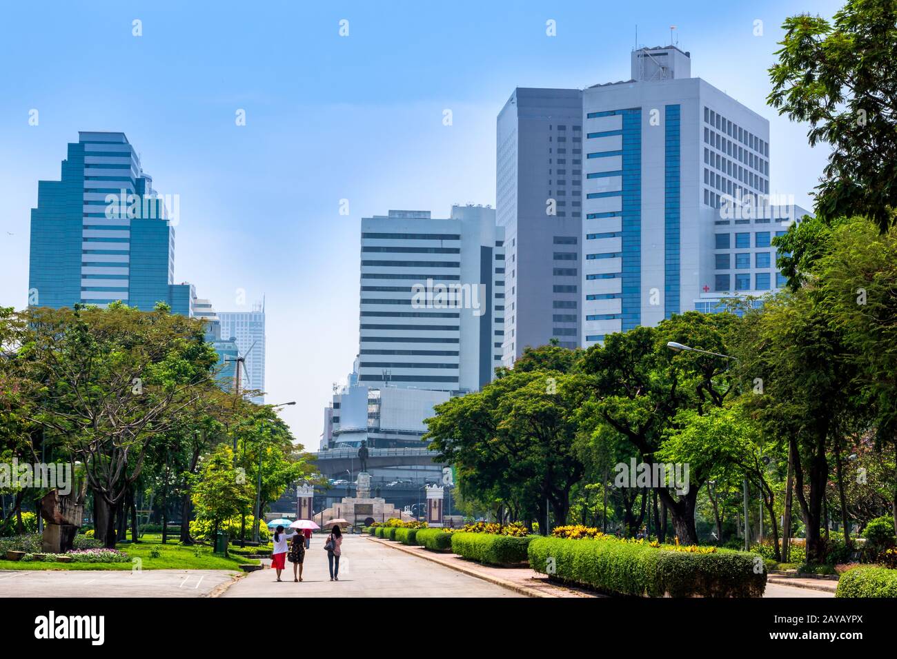 Blick auf die Wolkenkratzer in Bangkok vom Stadtpark Lumpini, grüne Oase in der modernen geschäftigen Stadt Stockfoto