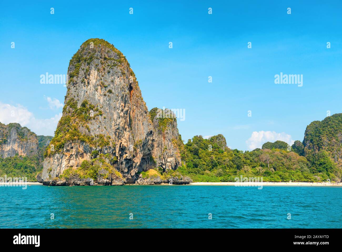 Meereslandschaft mit tropischen Felsinseln Stockfoto