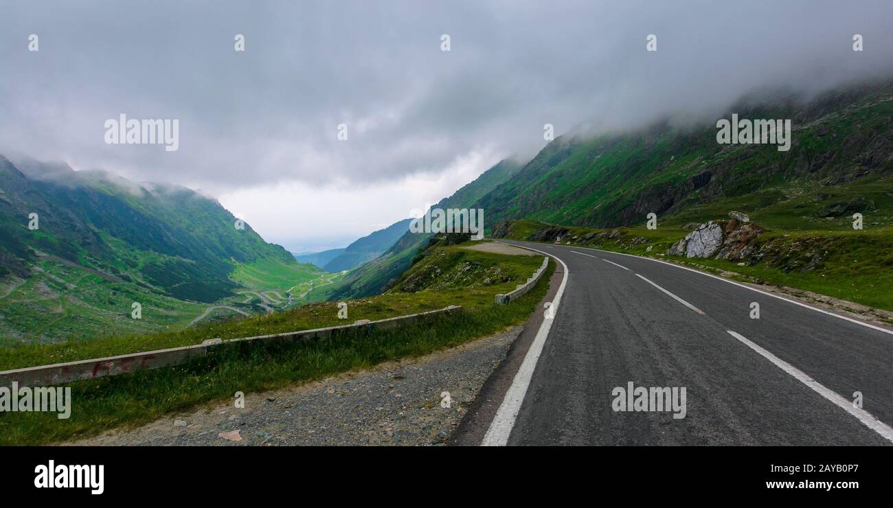Alpenstraße durch das Bergtal. Epischer Blick auf die transfagarasan-route. Beliebtes Reiseziel. Wunderschöne Landschaft der fagaras-berge, rumänien. Stockfoto