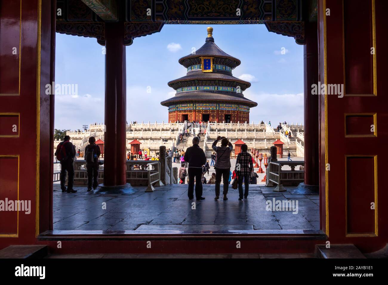 Touristen, die vor dem Himmelstempel fotografieren, sehen durch das offene Tor. Peking Stockfoto
