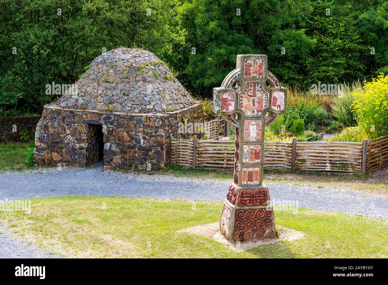 Steinhäuschen mit Keltenkreuz im Zentrum, Konzept der menschlichen Siedlung im frühen Alter Stockfoto